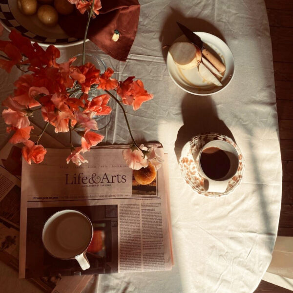 bordsduk med kaffekopp