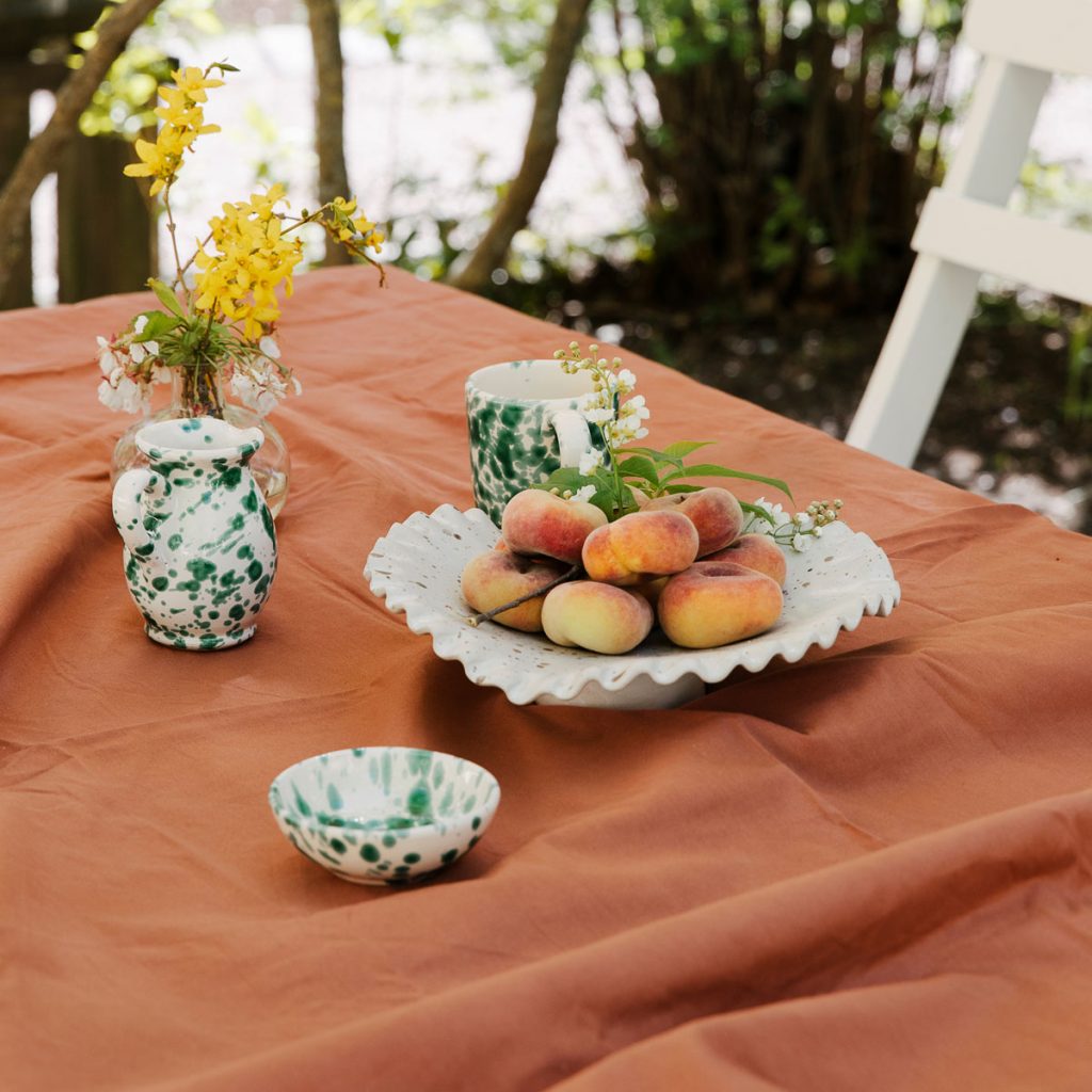 terracotta bordsduk på ett bord med kaffekopp